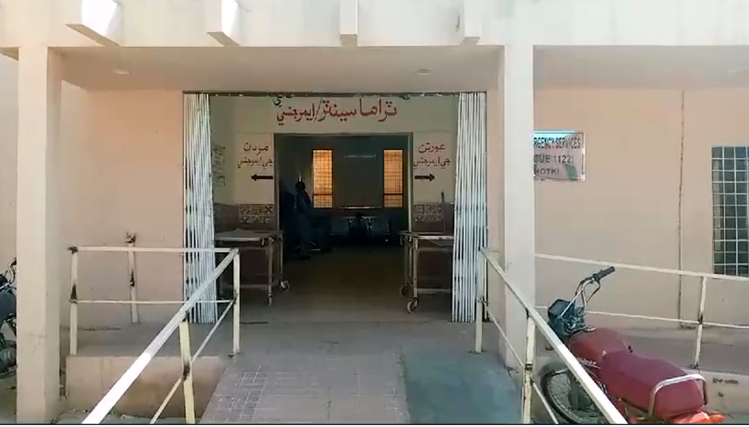 گهوٽڪي: مسافر بس جو موٽرسائيڪل کي ٽڪر، پيرسن فوت