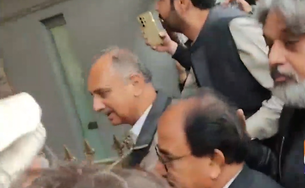 مخالف ڌر جي پارٽين جي ڪانفرنس روڪڻ لاءِ هوٽل بند، اڳواڻ گيٽ ٽپي هوٽل ۾ داخل