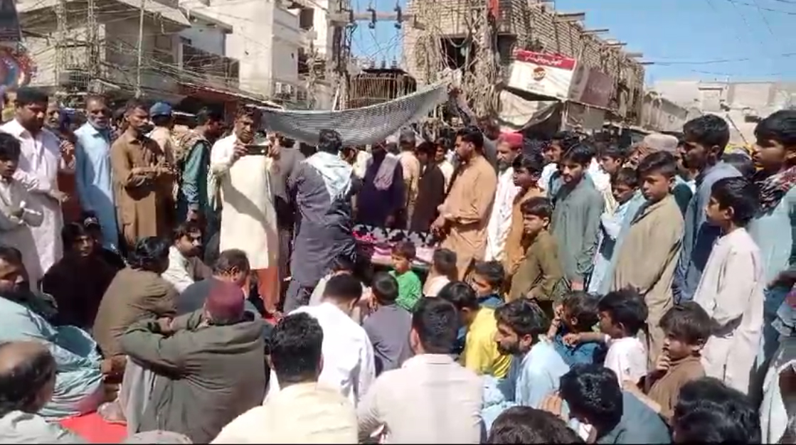 شهدادڪوٽ: خاصخيلي برادري جو نوجوان جي قاتلن جي گرفتاري لاءِ لاش رکي ڌرڻو