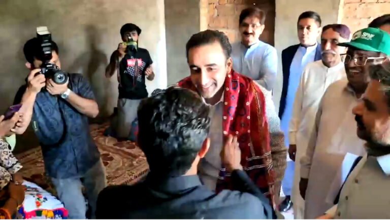 پ پ چيئرمين بلاول ڀٽو زرداري ۽ وڏو وزير ڳوٺ نچڻپور پهتا، ٻوڏ متاثرن لاءِ ٺهيل گھرن جو دورو