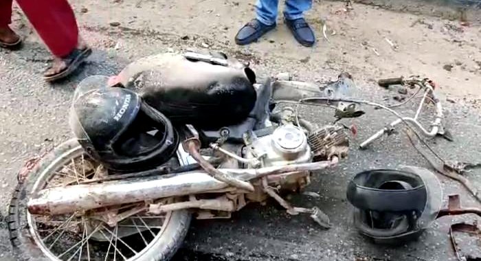 فيض گنج ڀرسان ٽرالر جي موٽرسائيڪل کي ٽڪر جي نتيجي ۾ 2 نوجوان فوت