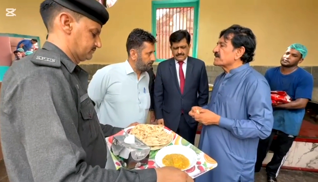 جيل ۽ ورڪس اينڊ سروسز کاتي جي صوبائي وزير علي حسن زرداري سينٽرل جيل ڪراچي جو دورو