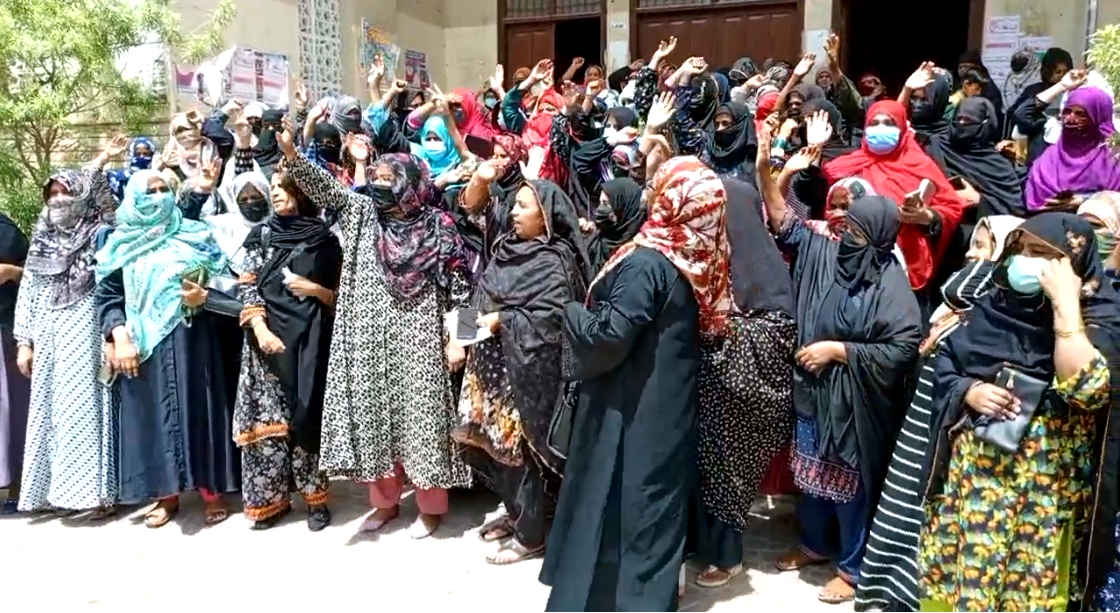 لاڙڪاڻي ۽ قمبر ۾ ليڊي هيلٿ ورڪرز کي امڪاني طور پي پي ايڇ آءِ ۾ ضم ڪرڻ خلاف احتجاج