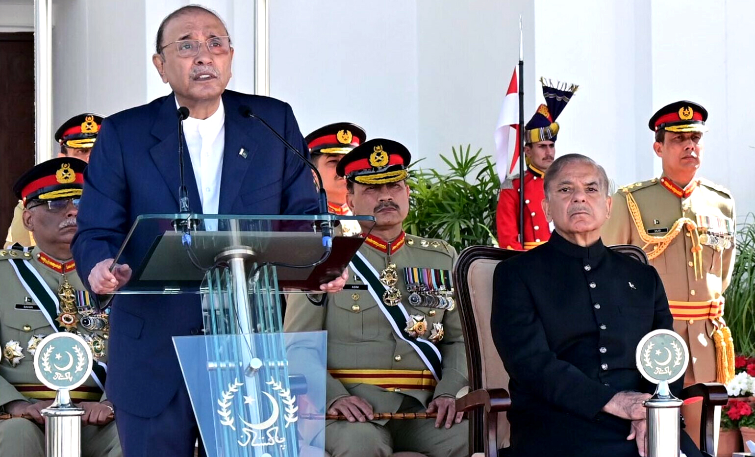 صدر مملڪت پاران ڀارت خلاف حق جي جنگ ۾ ڪاميابيءَ تي ٽنهي فوجي سربراهن ۽ بهادر سپاهين کي ڀيٽا