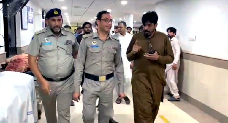 رحيم يار خان ويجهو موٽر وي ايم 5 تي مسافر بس ۽ ٽرالر ۾ ٽڪر، 8 ڄڻا فوت، 10 کان وڌيڪ زخمي