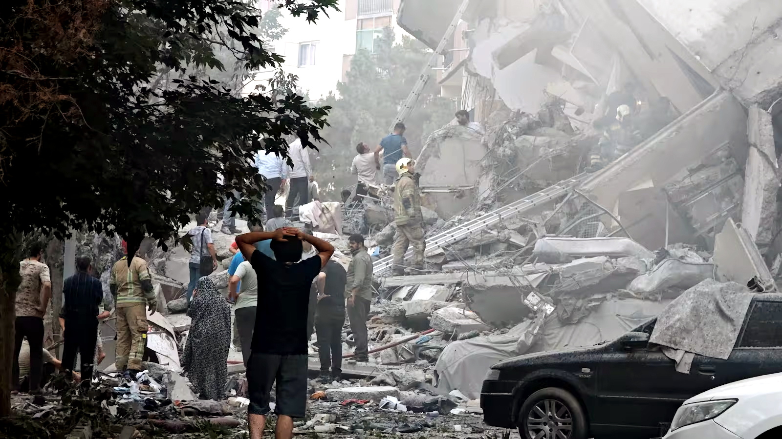 ايران جو اسرائيل تي ميزائل حملو، فوجي مرڪزن، هوائي اڏي، ڪمانڊ اينڊ ڪنٽرول مرڪز کي نشانو