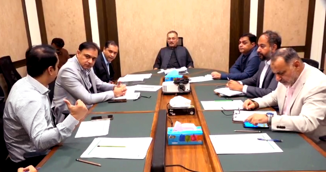 سنڌ حڪومت جو وڏو فيصلو، نئين مالي سال ۾ وڏي انگ ۾ اليڪٽرڪ ۽ هائبرڊ بسون آڻڻ جو اعلان
