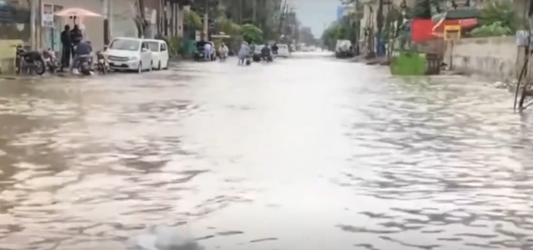لاهور ۾ صبح کان ٿيندڙ لڳاتار برسات سبب روڊ رستا تلائن جو ڏيک ڏيڻ لڳا